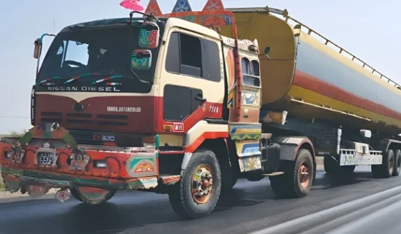 سرگودھا میں ڈاکوؤں — سرگودھا میں ڈاکوؤں کیتی انوکھی واردات، آئل ٹینکر سے 80 لیٹر پیٹرول لوٹ کر فرار
